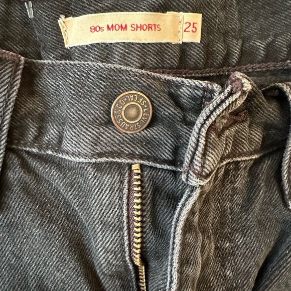 LEVI | 80s Mom Black Shorts - Picture 2 of 3